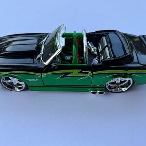 Green Maisto 1968 Chevrolet Camaro SS 1:24 Scale Convertible Diecast Car